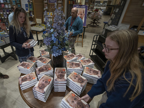 Le grand déballage du prince Harry dans les rayons des librairies