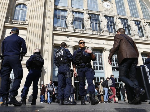 Six blessés à l'arme blanche à Paris, l'agresseur interpellé