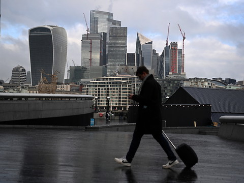 L'économie britannique fait un peu mieux que prévu en novembre