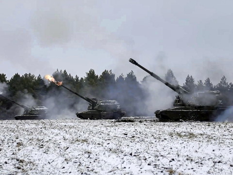 La Russie dit avoir pris Soledar, les combats continuent selon Kiev