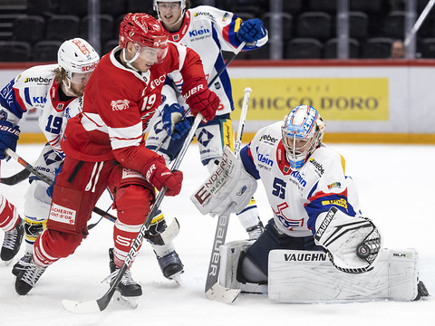 Fribourg cale face à Bienne, Genève-Servette craque
