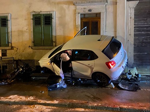 Deux blessés dans un spectaculaire accident à Laufon (BL)