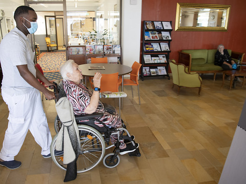 Appel des seniors pour faire appliquer l'initiative sur les soins