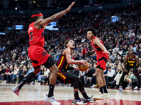 Un précieux succès à Toronto pour les Hawks