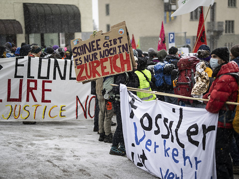 Davos : manif pour une taxe climatique et l'annulation de la dette