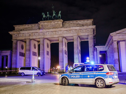 Une voiture s'écrase contre la porte de Brandebourg à Berlin