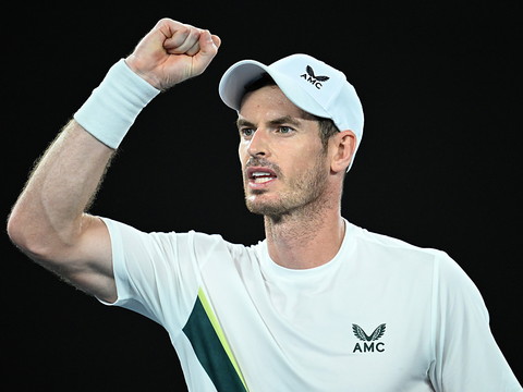 Murray sort Berrettini en cinq sets
