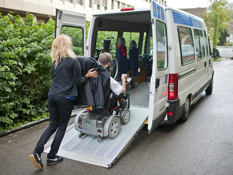 Trop peu de gares accessibles: les CFF misent sur les taxis