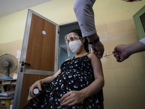 Le vaccin protège les femmes enceintes des complications d'Omicron