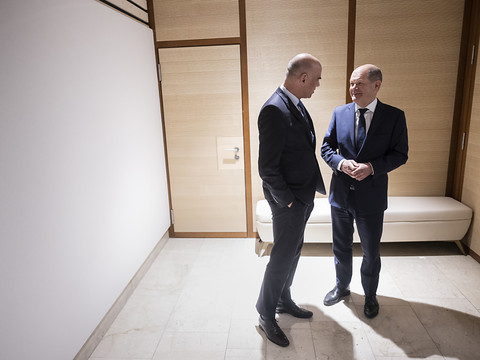 Scholz promet davantage d'aide sans se prononcer sur les chars