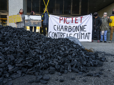 Des activistes contre les investissements de Pictet dans le charbon