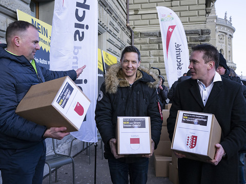 L'UDC dépose quelque 100'000 paraphes contre la neutralité carbone