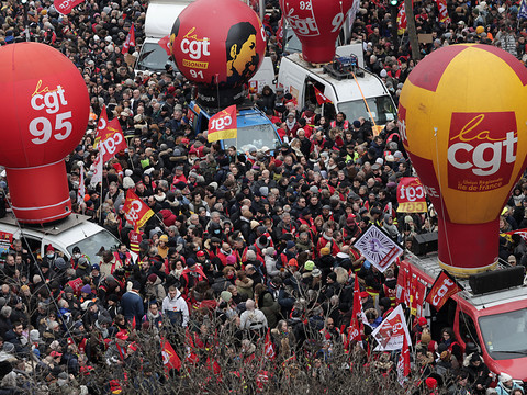 Manifestants en nombre et grève contre la réforme des retraites
