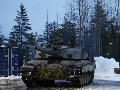 Trois pays européens promettent missiles et artillerie à l'Ukraine
