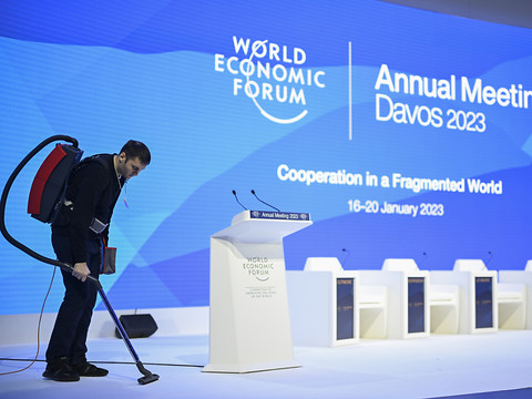Un WEF réceptacle d'une liste d'emplettes entre armes et climat