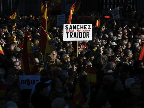 Dizaines de milliers d'opposants à Pedro Sanchez réunis à Madrid
