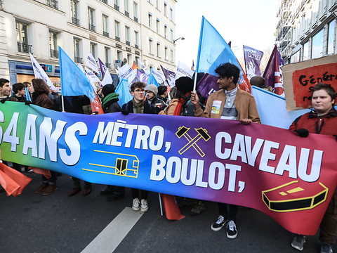 Des milliers de personnes à Paris contre la réforme des retraites