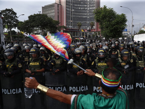 Evacuation de touristes du Machu Picchu, tensions à Lima
