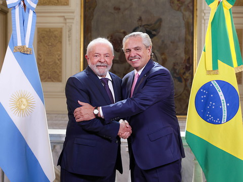En visite en Argentine, Lula promet un retour 