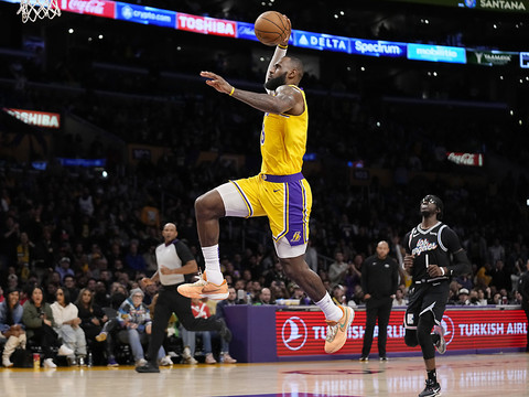 James a marqué au moins 40 points face à chaque équipe de NBA