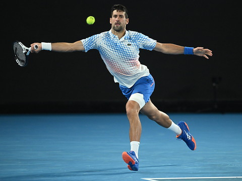 Novak Djokovic désarme Andrey Rublev