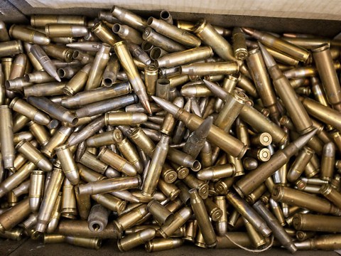Réexporter du matériel de guerre viole la neutralité, dit un expert