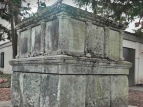 Monument nazi découvert dans un cimetière à Coire