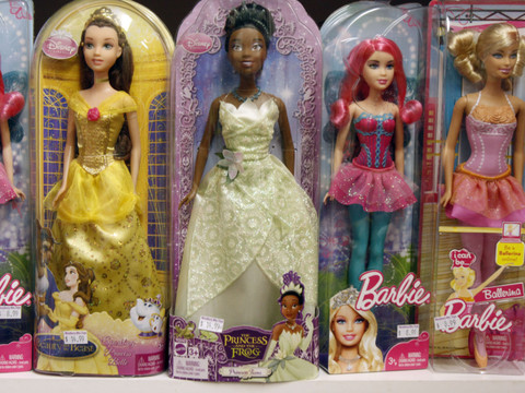 Des Barbie mises aux enchères font le bonheur des cheveux blancs