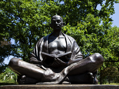 Modi rend hommage au Mahatma Gandhi, pour l'anniversaire de sa mort