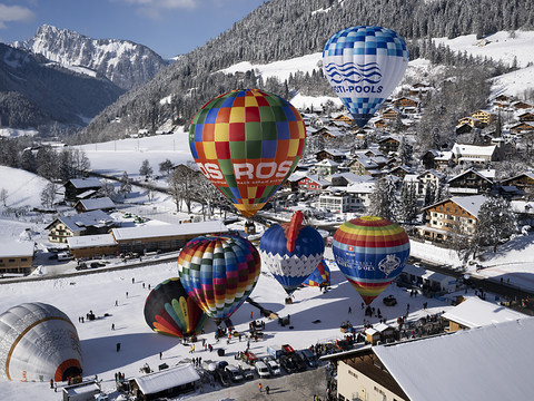 Plus de 25'000 personnes pour voir les ballons à Château-d'Oex