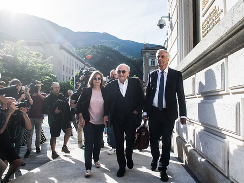 La procédure en appel contre Blatter et Platini est suspendue