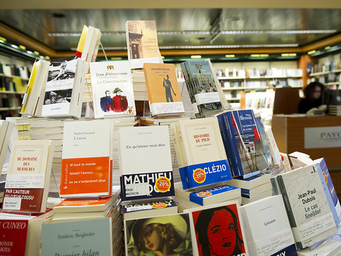 La Comco ouvre une enquête dans le domaine des livres en français