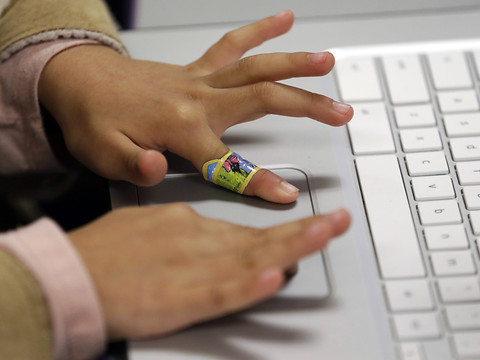 Méfaits de la pornographie en ligne: urgent de protéger les enfants