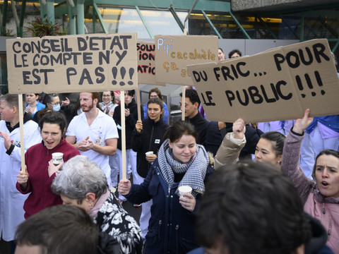 Indexation: environ 250 personnes rassemblées devant le CHUV