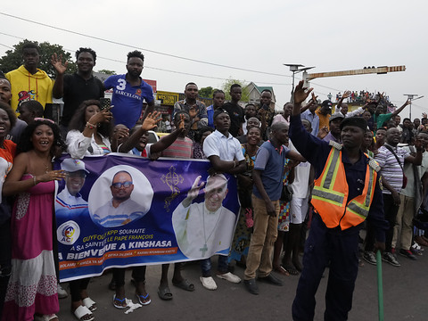 Le pape accueilli avec ferveur à Kinshasa