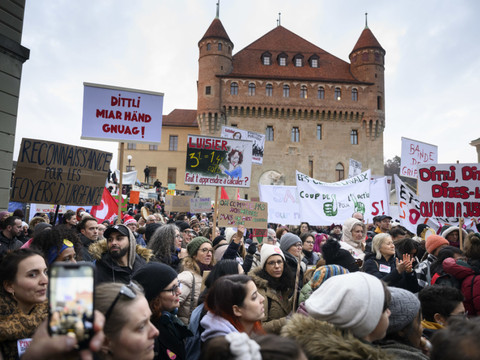 Au moins 3000 fonctionnaires manifestent dans les rues de Lausanne