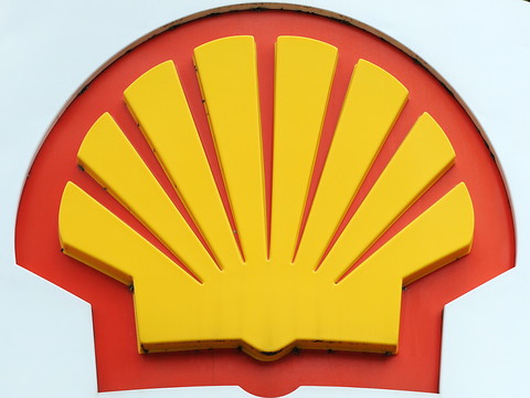 Des militants de Greenpeace abordent un navire de Shell