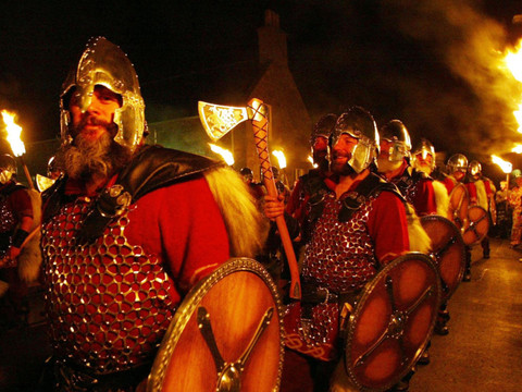 Les femmes autorisées au très masculin festival des Vikings