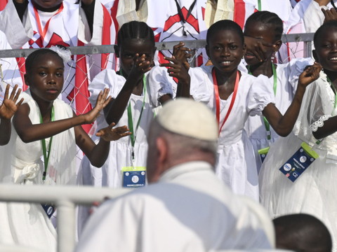 Le pape condamne de cruelles atrocités couvrant l'humanité de honte