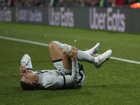 Paris gagne mais perd Mbappé et  Ramos