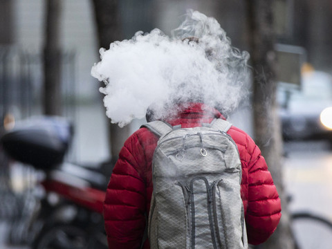 Un jeune romand sur huit consomme fréquemment des puffs (étude)