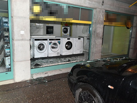 Un conducteur sans permis finit dans une vitrine à Wattwil