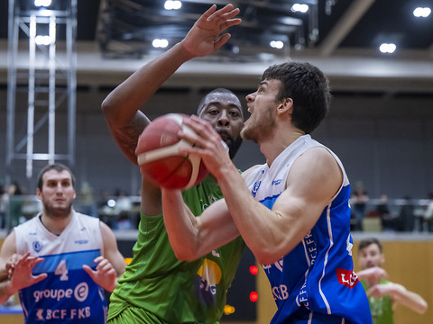 Fribourg bat les Lions 82-74