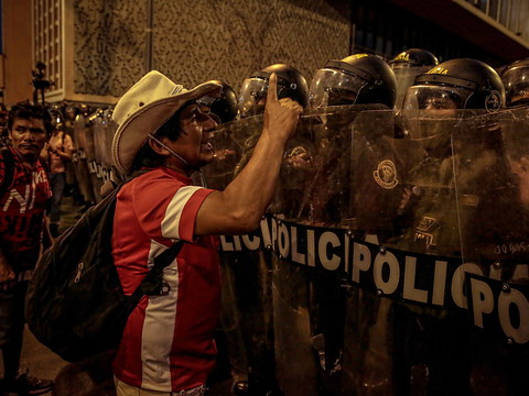 Des milliers de protestataires manifestent à Lima
