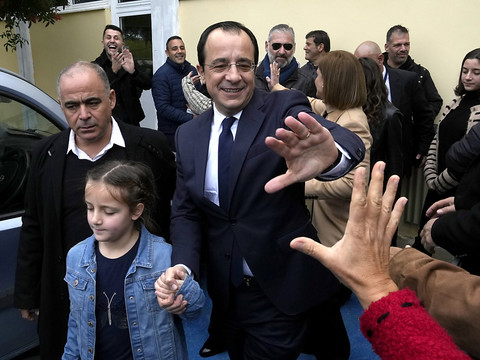Un ancien ministre en tête du premier tour de la présidentielle