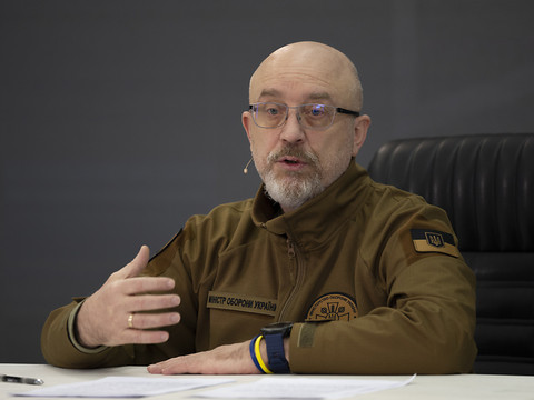 Nouveau ministre de la défense, la pression russe s'accroît