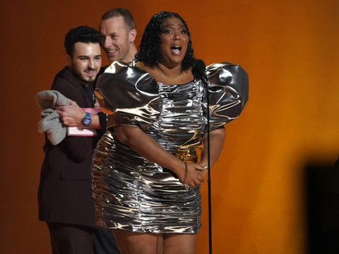 Lizzo remporte le Grammy du meilleur enregistrement de l'année