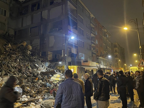 Un séisme de magnitude 7,8 fait près de 240 morts