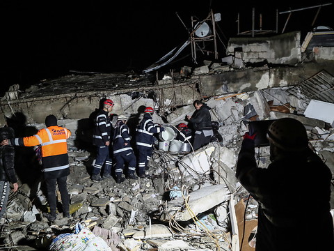 Turquie et Syrie: plus de 7800 morts, le bilan ne cesse d'augmenter