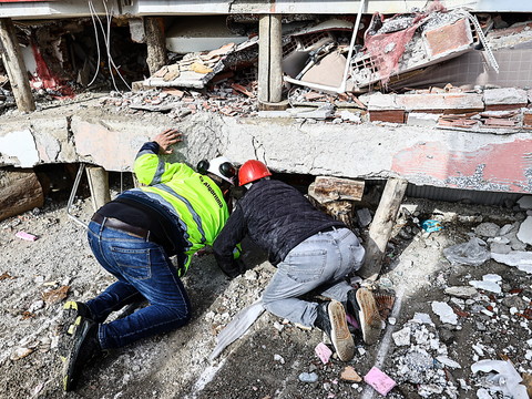 Plus de 12'000 morts dans le séisme, mais des survivants retrouvés